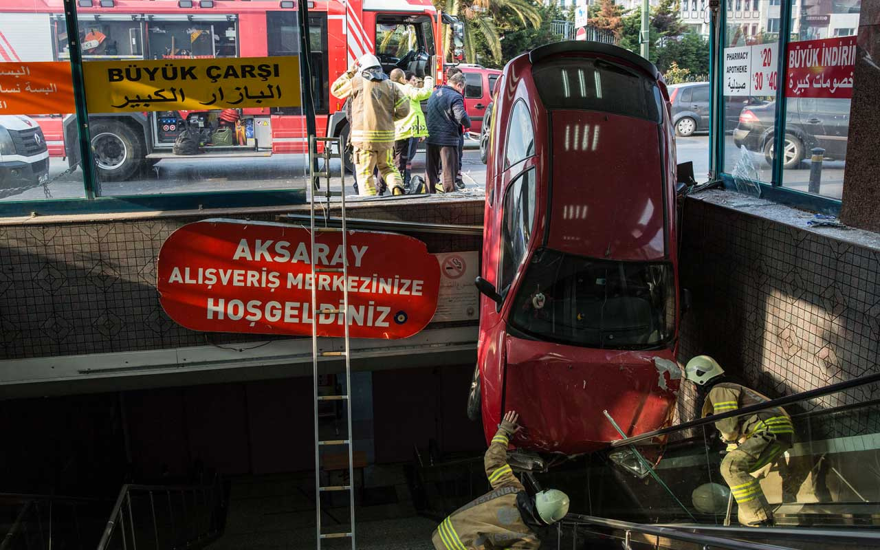 Aksaray'da yeraltı çarşısının merdivenlerine otomobil düştü