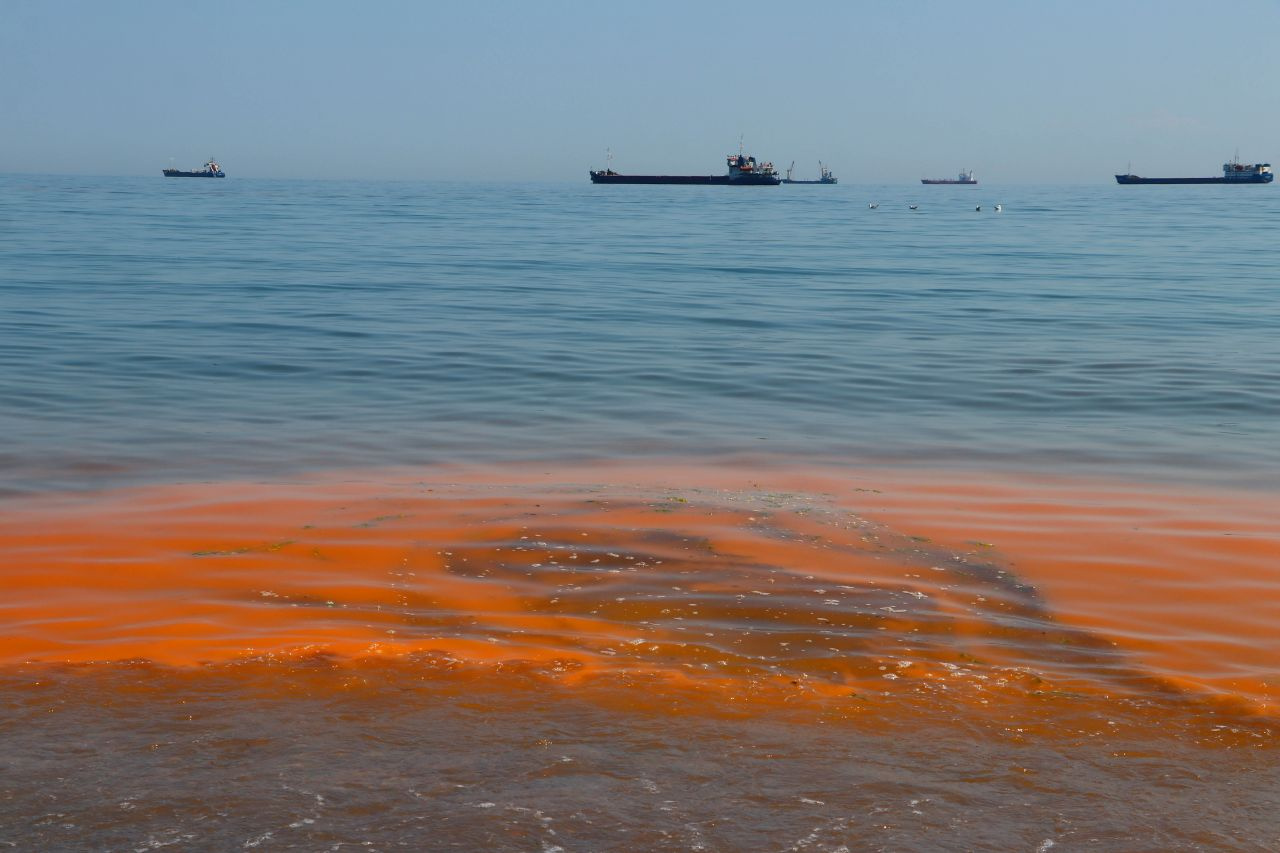 Deniz turuncu renge döndü! Tekirdağ'da Marmara'ya bakanlar şaşırdı