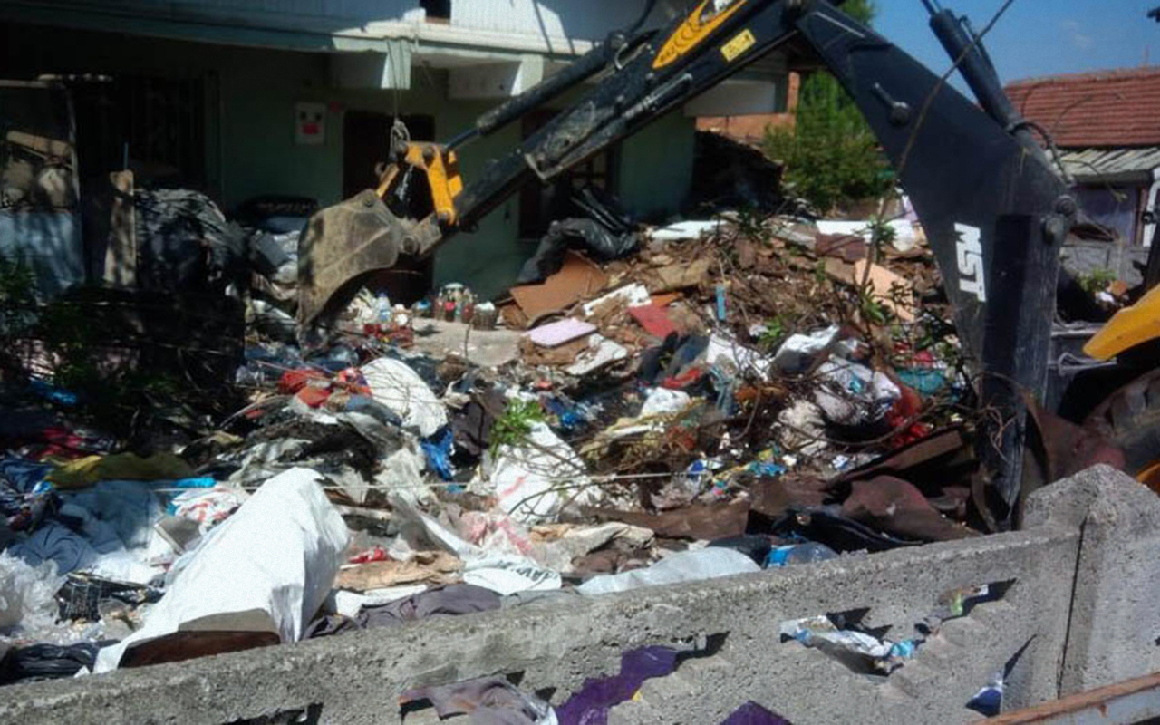 Düzce'de kötü kokuların geldiği evden 13 kamyon çöp çıkarıldı