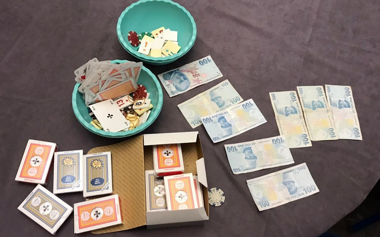 Balıkesir'de evde kumar oynayan 10 kişiye 39 bin lira ceza verildi