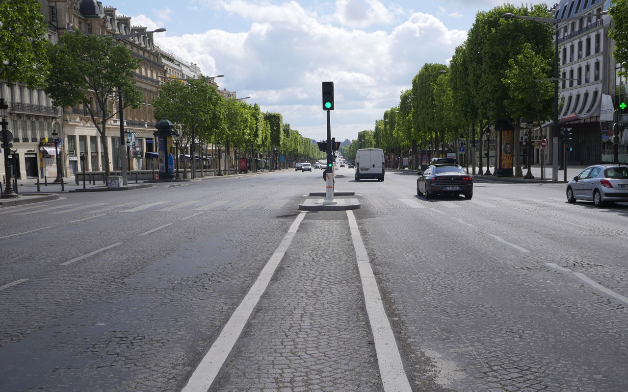 Paris sokaklarında korona sessizliği