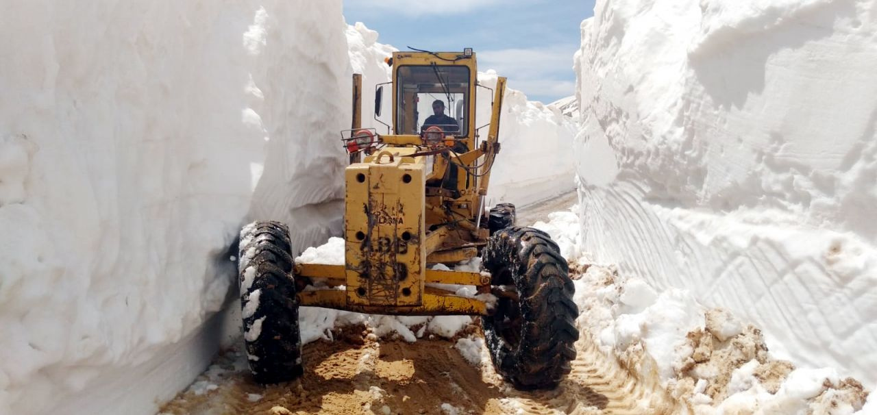 Antalya'da 7 metreyi bulan karla kaplı yollar açılıyor