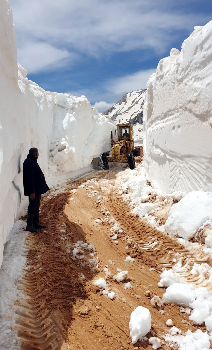 Antalya'da 7 metreyi bulan karla kaplı yollar açılıyor