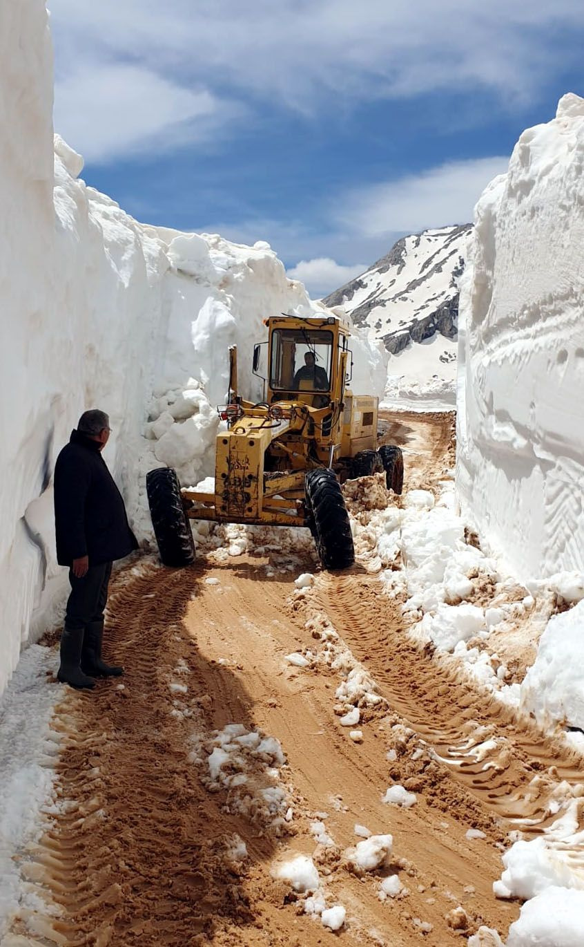 Antalya'da 7 metreyi bulan karla kaplı yollar açılıyor