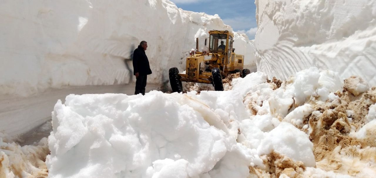 Antalya'da 7 metreyi bulan karla kaplı yollar açılıyor
