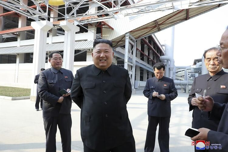 Öldü denilen Kuzey Kore Lideri Kim Jong-un fabrika açılışında ortaya çıktı