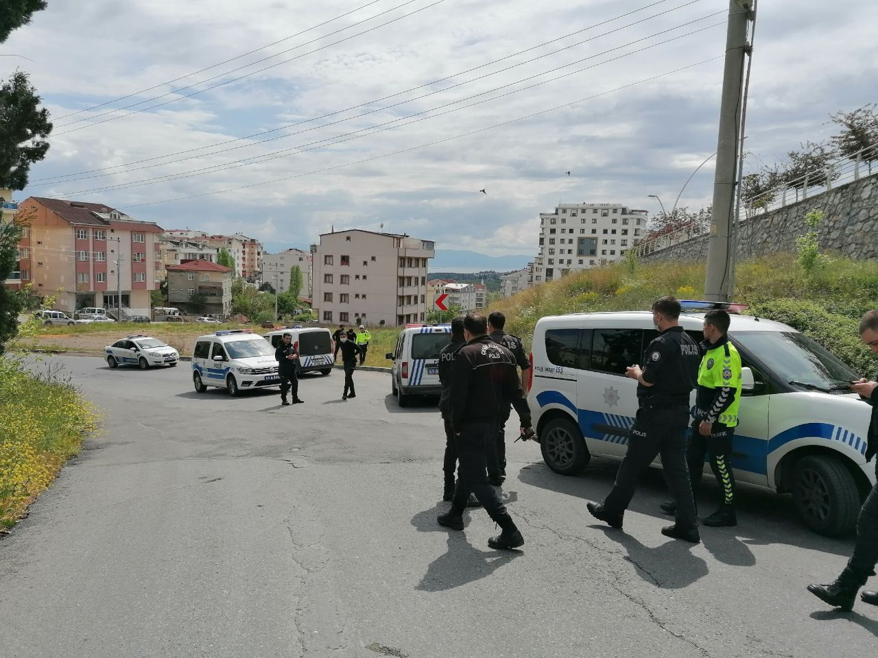Kocaeli'de yasağa uymayan şahıs polise saldırdı
