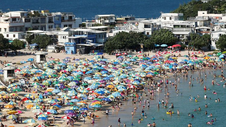 Hong Kong'da koronavirüse rağmen halk plajlara akın etti