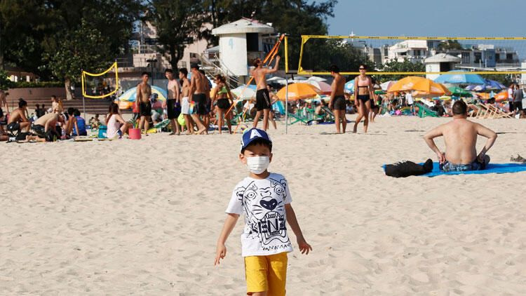 Hong Kong'da koronavirüse rağmen halk plajlara akın etti