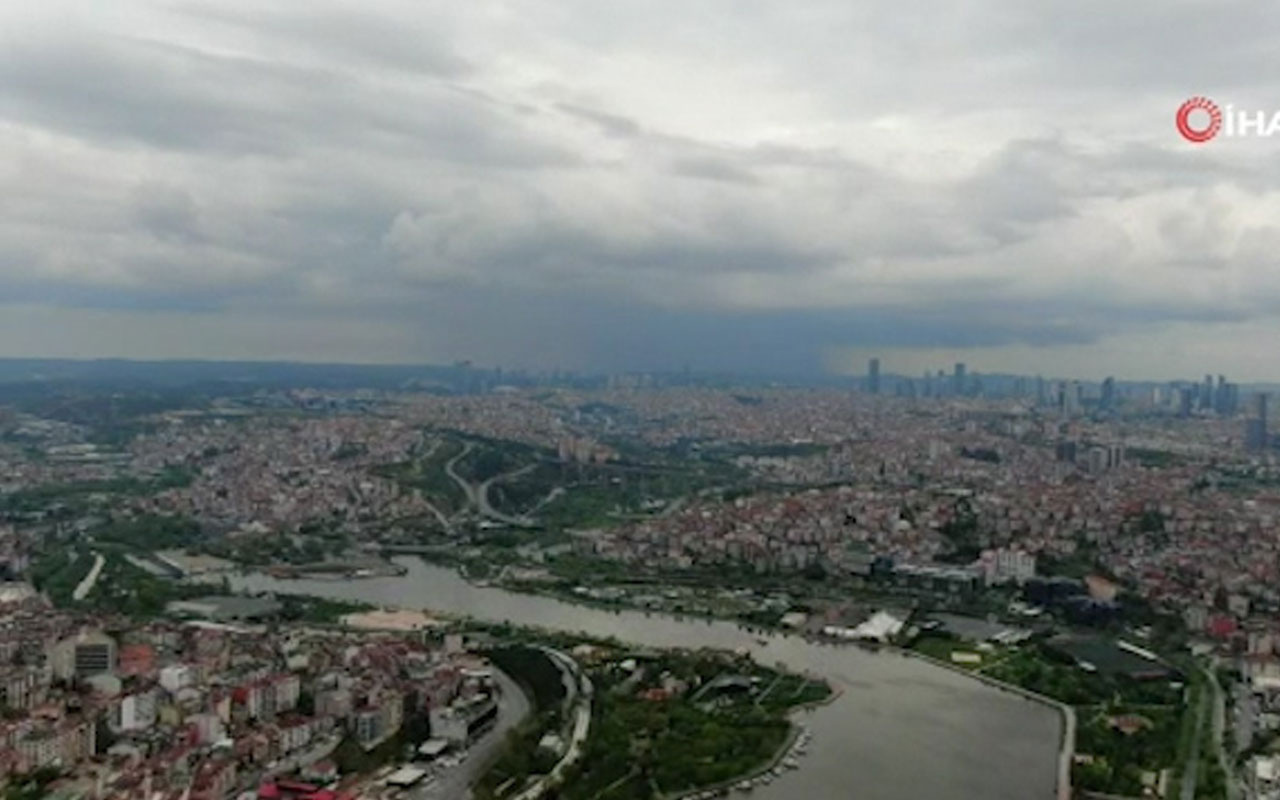 İstanbul'a yağmur bulutlarının şehre gelişi havadan görüntülendi!