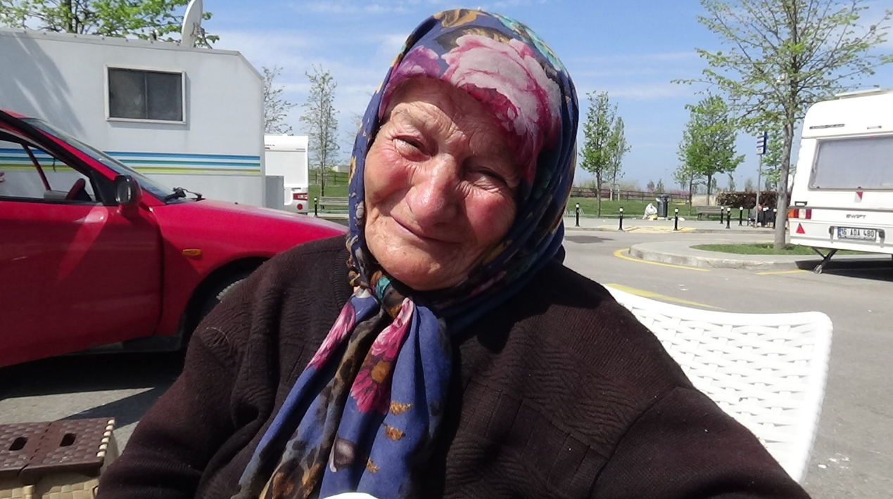 Maltepe'de 82 yaşındaki engelli teyze ve oğlu 90 gündür arabada yaşıyor