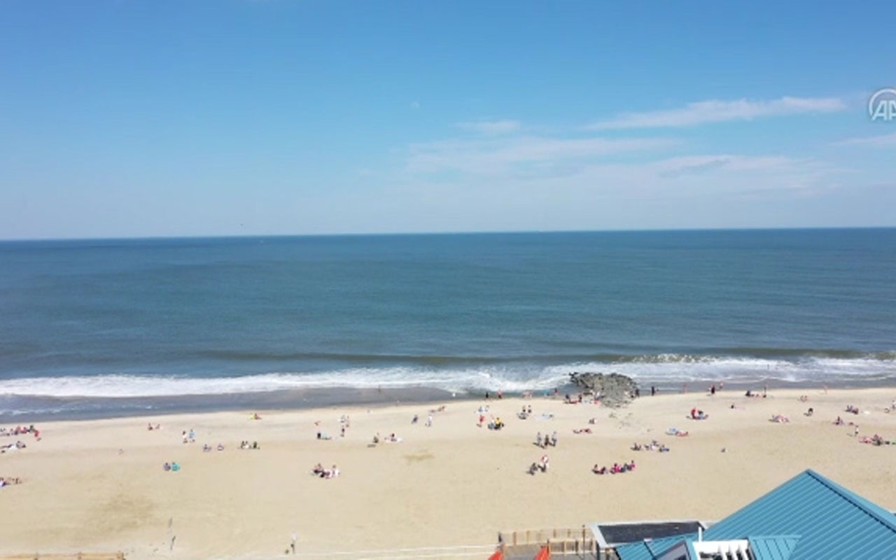 New Jersey'de sosyal mesafeyi koruyarak sahilde güneşlendiler!