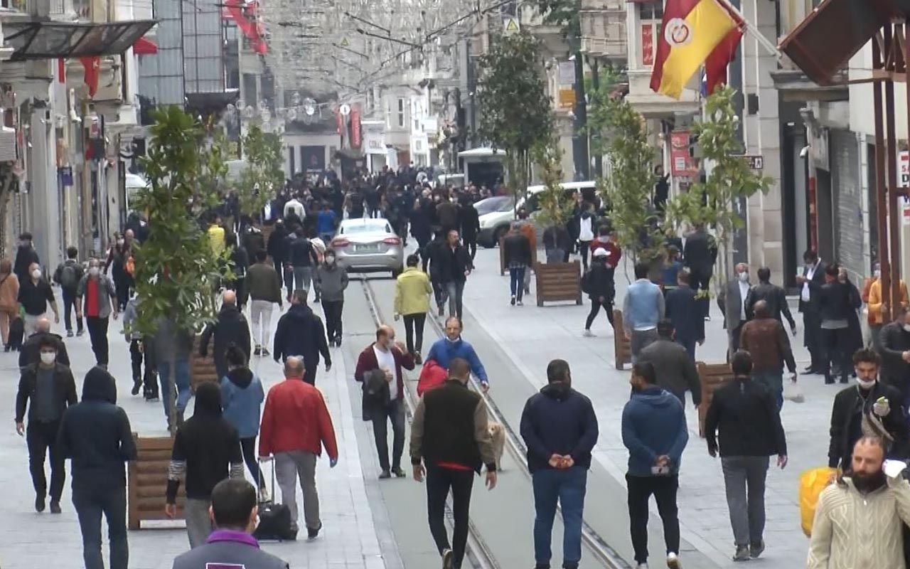 Türkiye'de kısıtlamanın kalktığı 7 ilde yoğunluk yaşanırken caddeler de dolup taştı