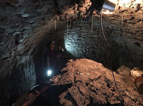 Karantinadan sıkılan adam evinin altında 120 yıllık gizli tünel buldu