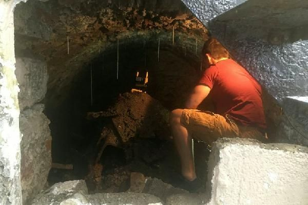 Karantinadan sıkılan adam evinin altında 120 yıllık gizli tünel buldu