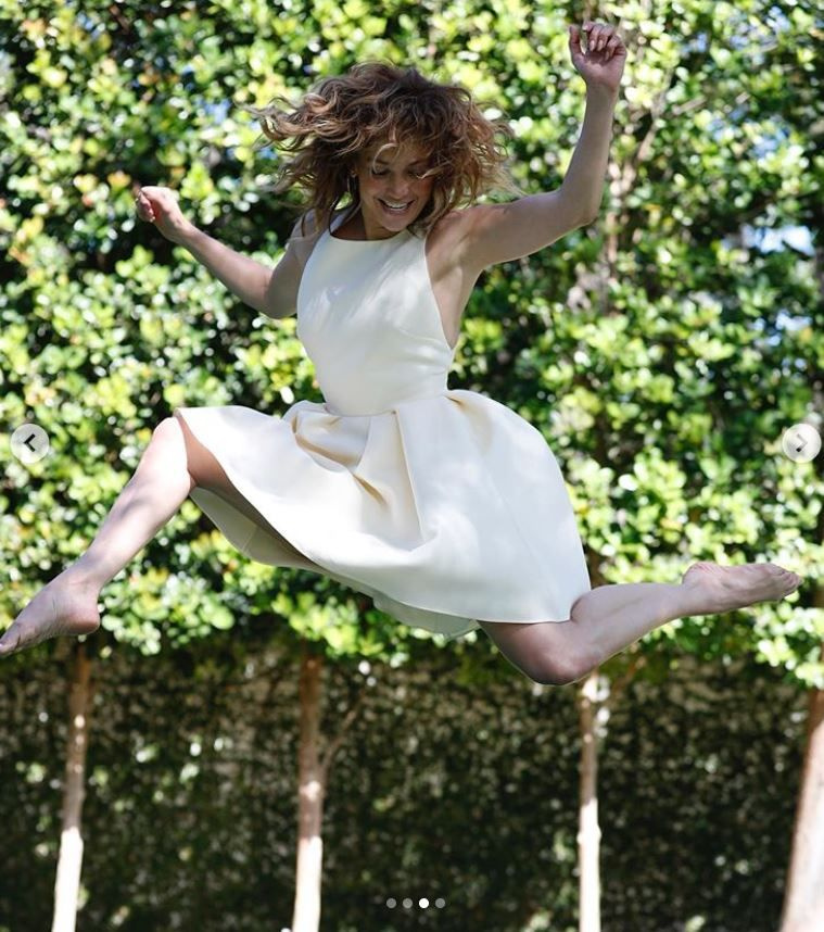 Jennifer Lopez moral vermek için elbisesiyle zıpladı beğeniler havada uçuştu!