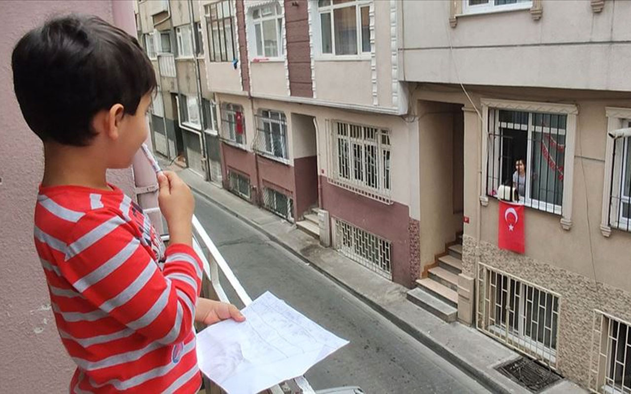 Beyoğlu'nda salgın günlerinde çocukların camdan cama 'isim-şehir' oyunu
