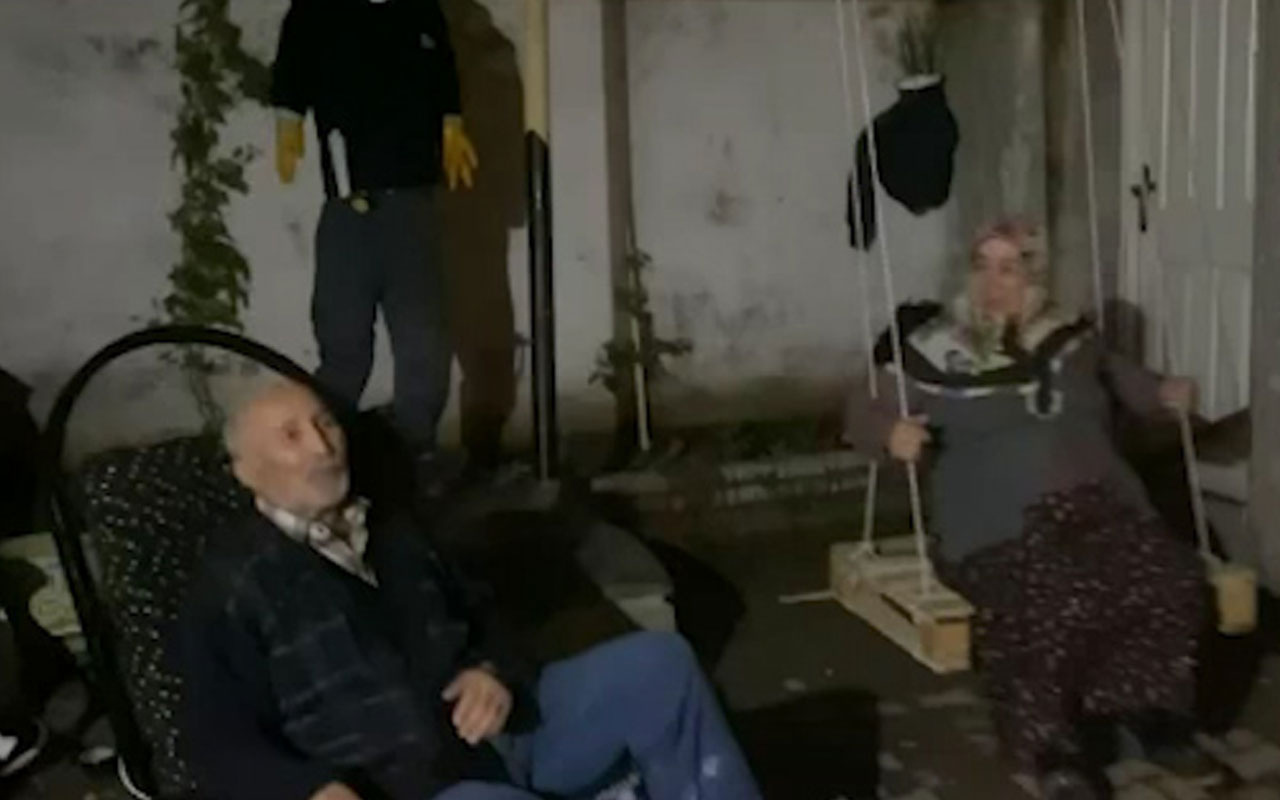 Koronavirüs nedeniyle evde kalan yaşlı çiftin salıncaklı türkülü eğlencesi