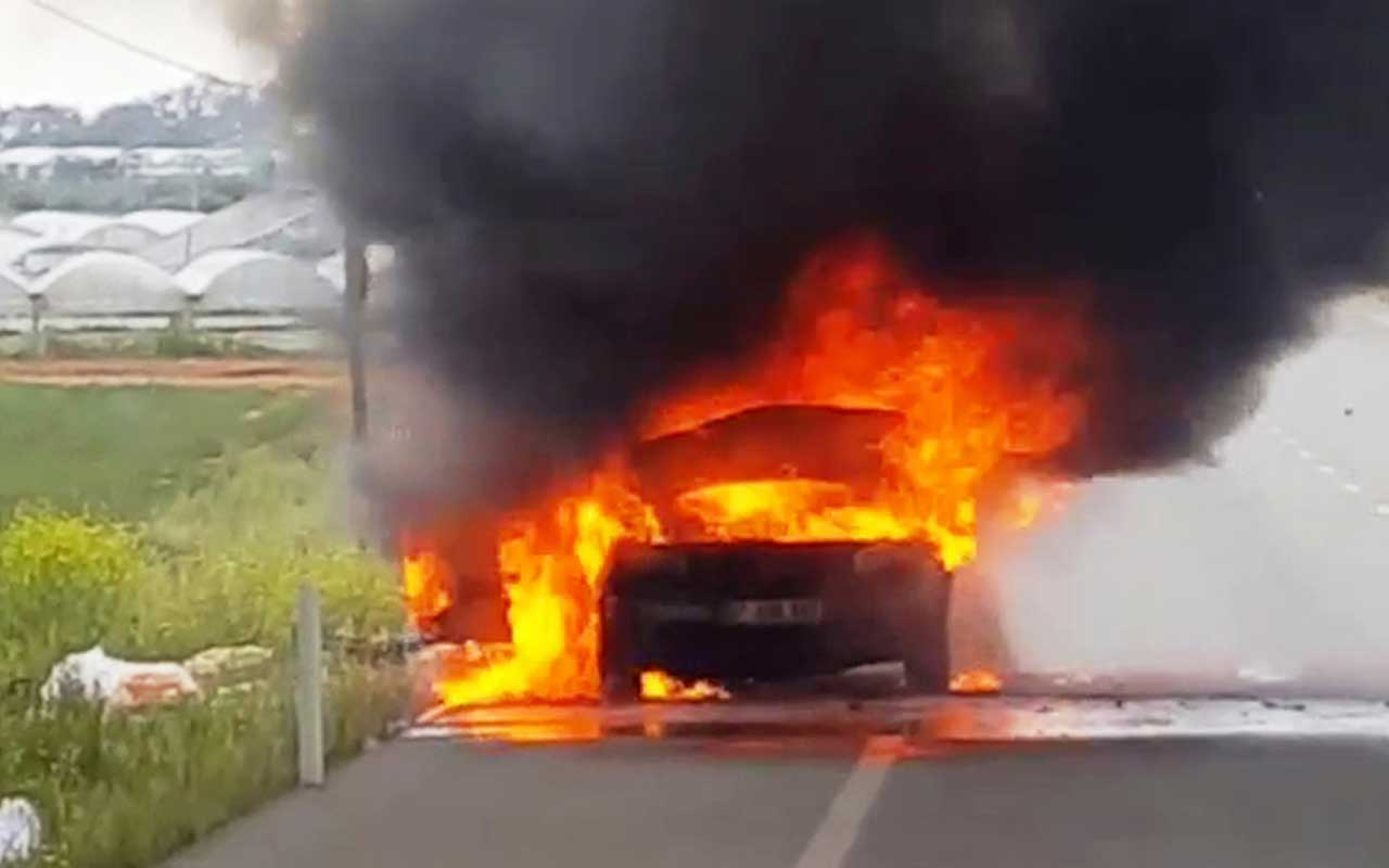 Antalya'da seyir halindeki otomobil, alev alev yandı