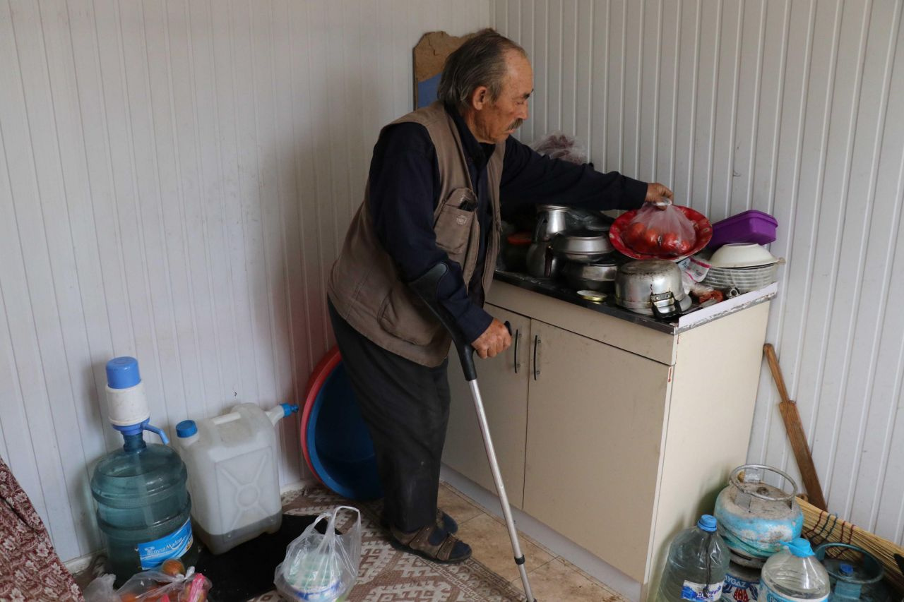 Denizli'de fıtık ameliyatı olayım derken konteynerda yaşamak zorunda kaldı