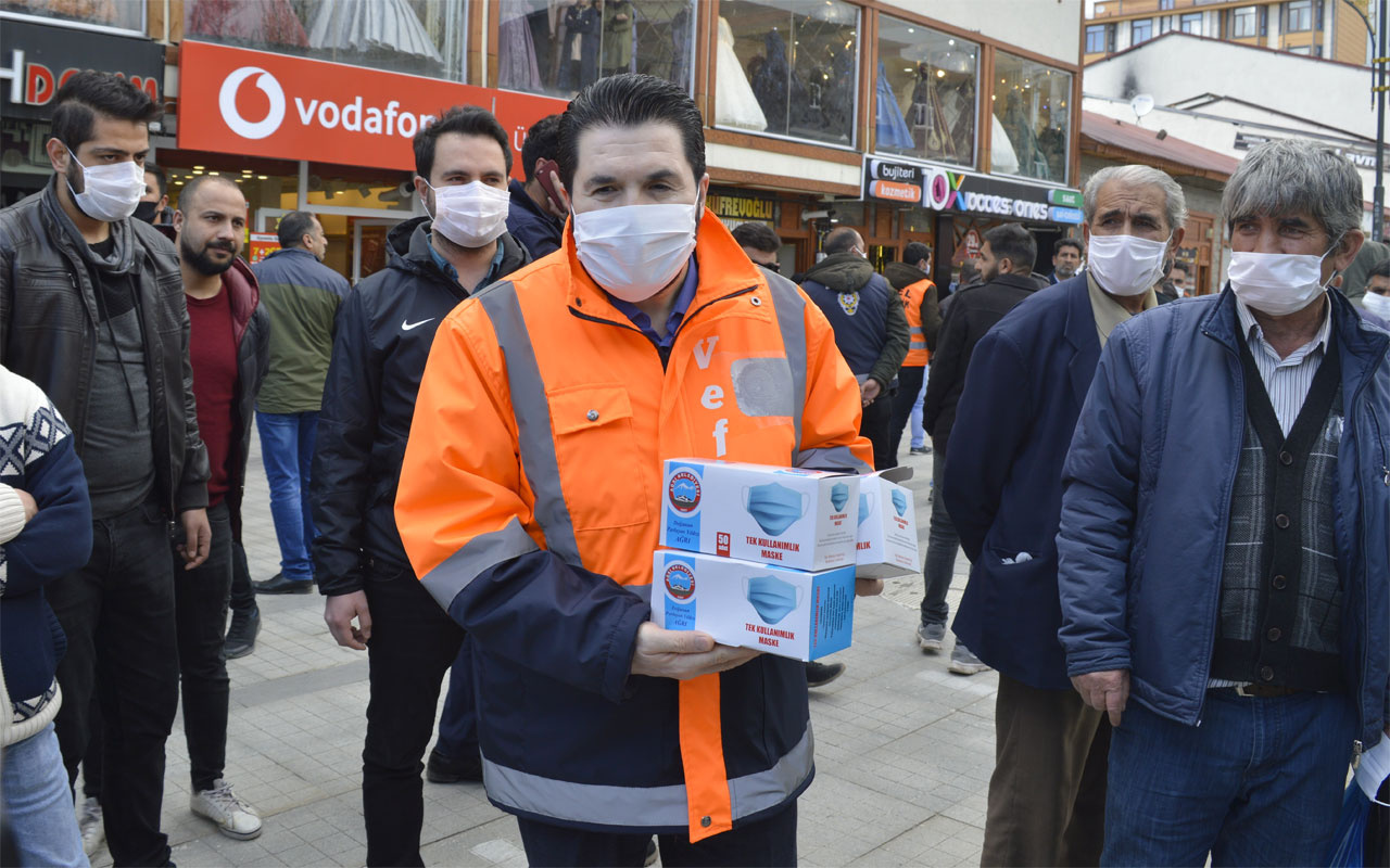 Ağrı Belediye Başkanı Savcı Sayan maske dağıttı CHP'ye seslendi