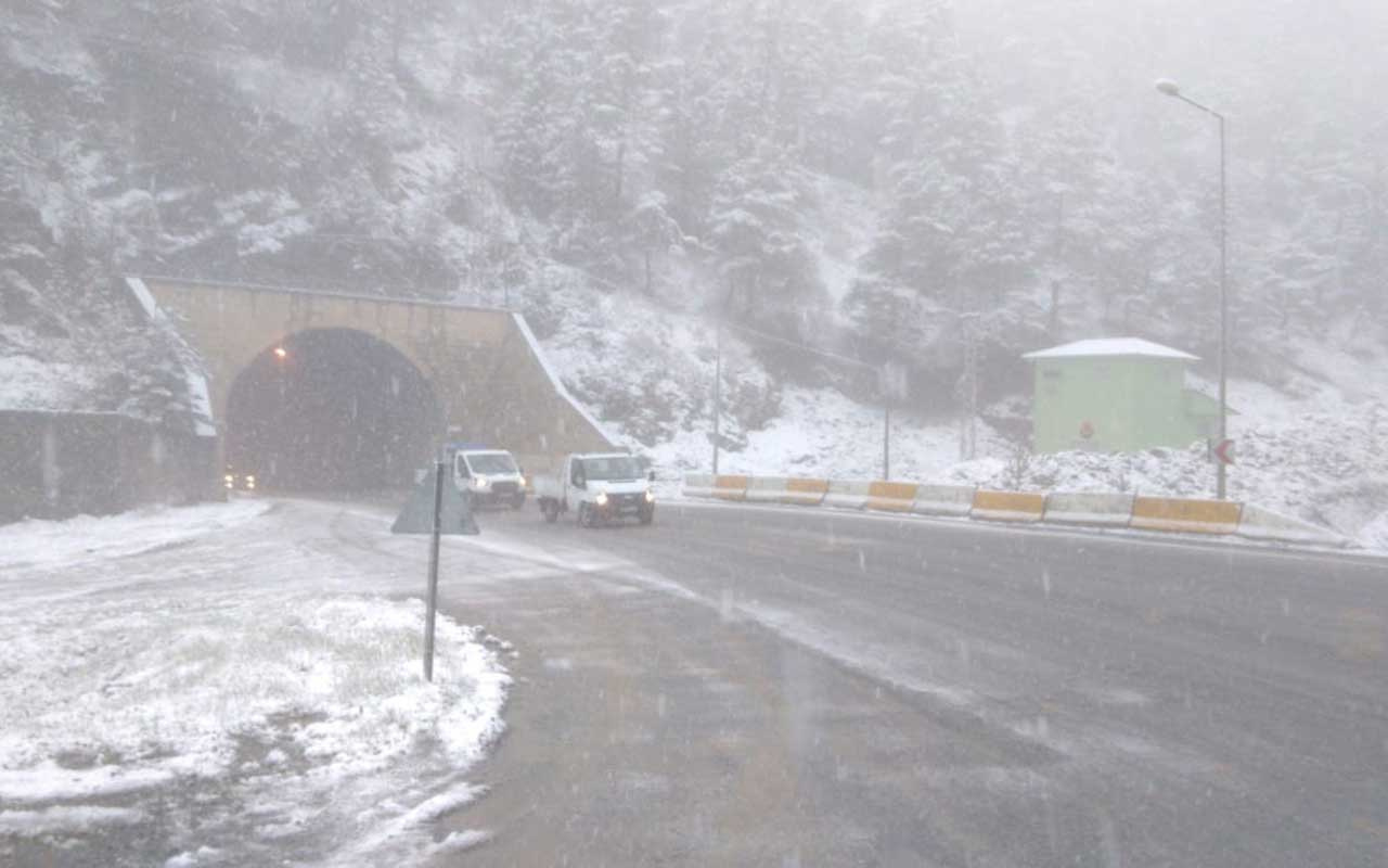 Doğu Karadeniz Bölgesi'nin yüksek kesimlerine Mayıs ayında kar yağdı