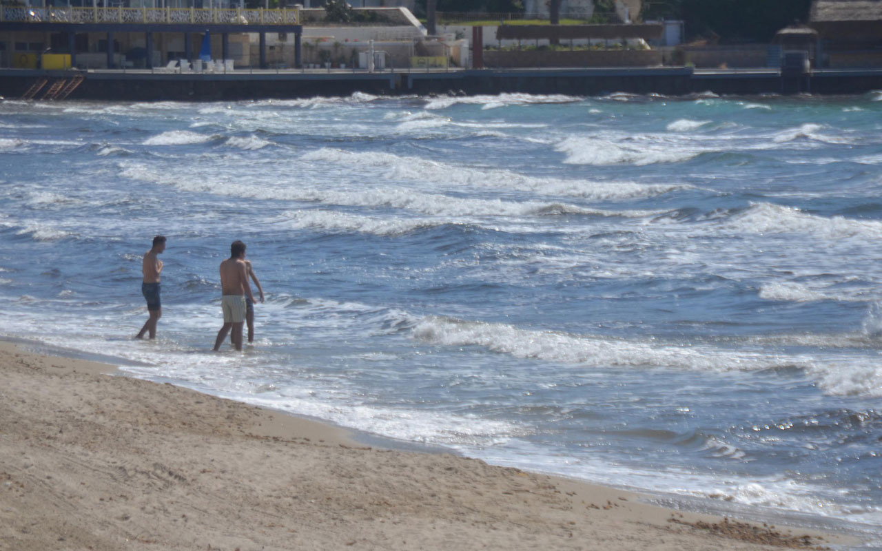 Aydın Kuşadası'nda yasağa rağmen denize girdiler