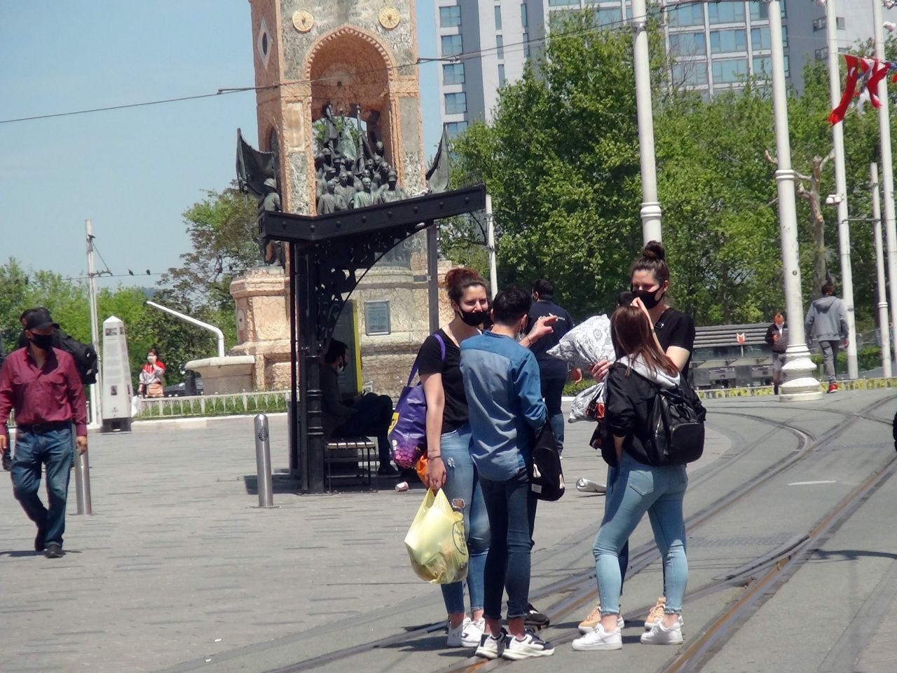 Taksim Meydanı karıştı! Önce polisle tartışıp sonra gazetecilere saldırdılar