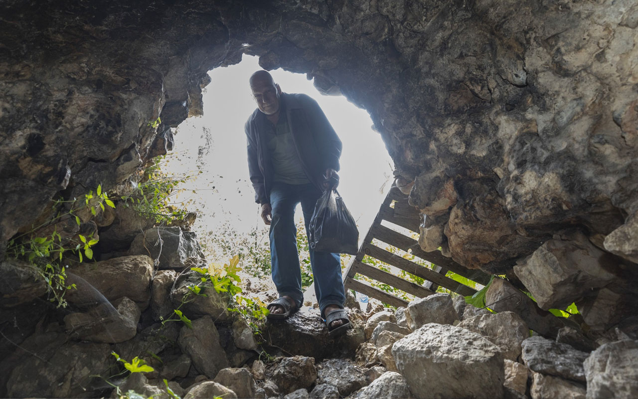 Mersin'de 15 yıldır mağarada yaşayan Zekai amcanın ders niteliğindeki sözleri