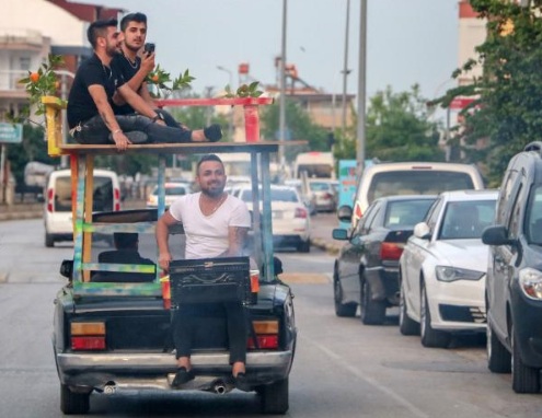 Otomobilin üstüne teras yapıp bagajında mangal yaktı! Korona onu durdurmuyor