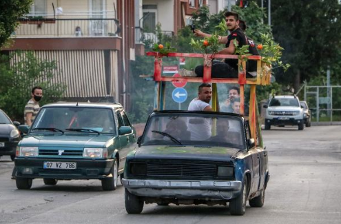 Otomobilin üstüne teras yapıp bagajında mangal yaktı! Korona onu durdurmuyor