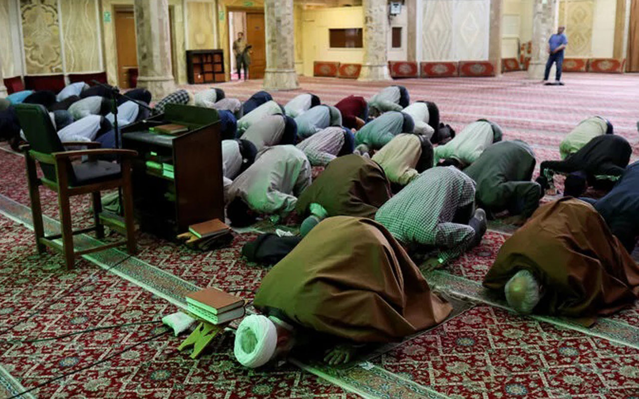 İran’da camiler ibadete açıldı