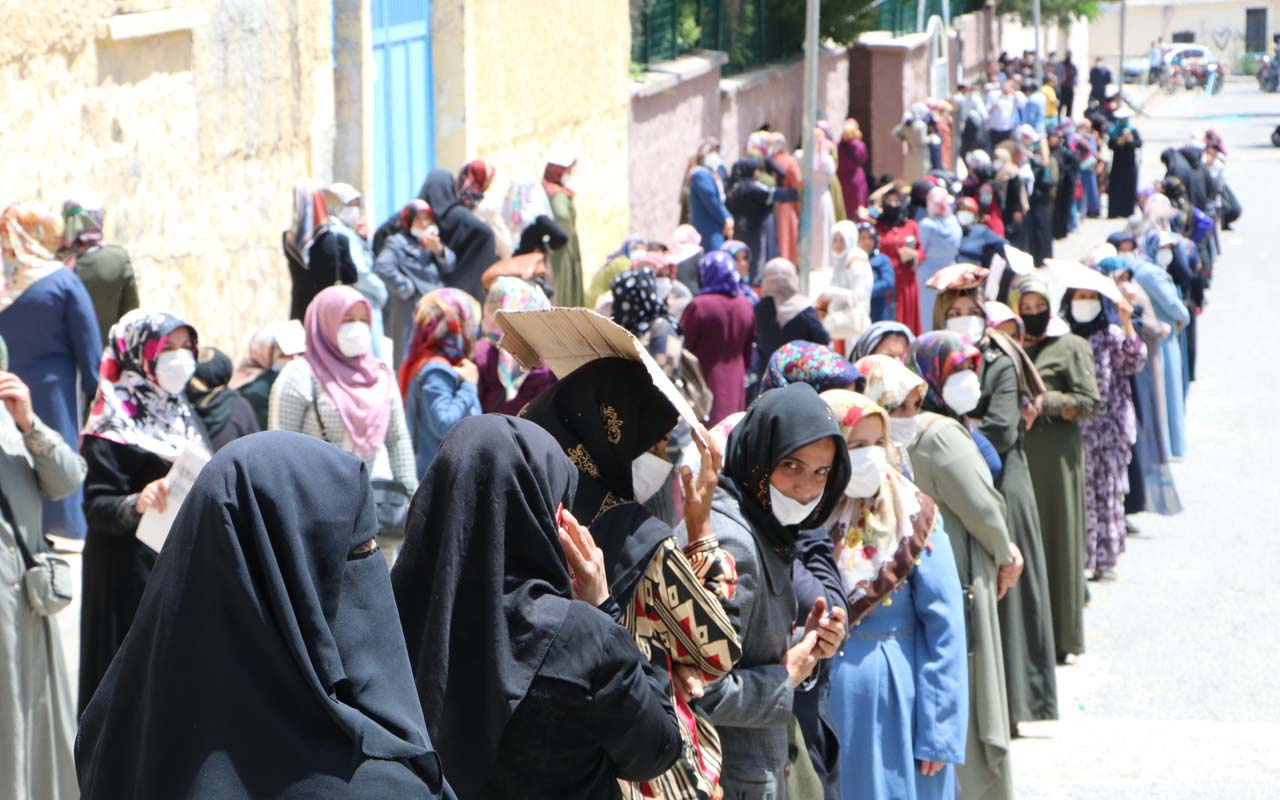 Şanlıurfa'da PTT kuyruğu bitmek bilmiyor her gün 300 bin kişinin akınına uğruyor