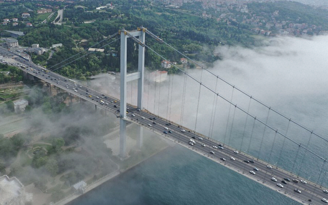 İstanbul Boğazı'na çöken sis doyumsuz görüntüler oluşturdu