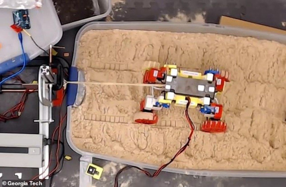 NASA mini Mars robotunu görücüye çıkardı!