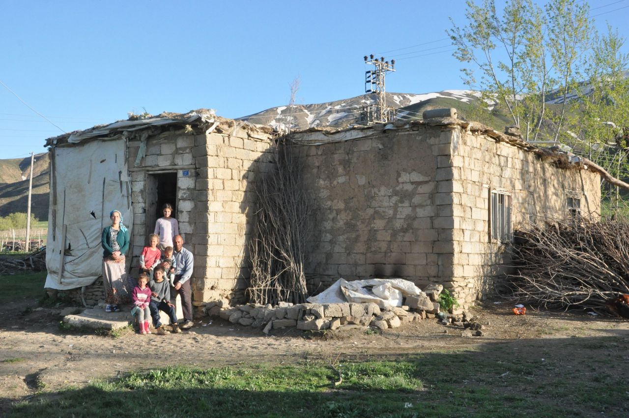 Hakkari'de yıkık dökük evde yaşayan aile yardım bekliyor