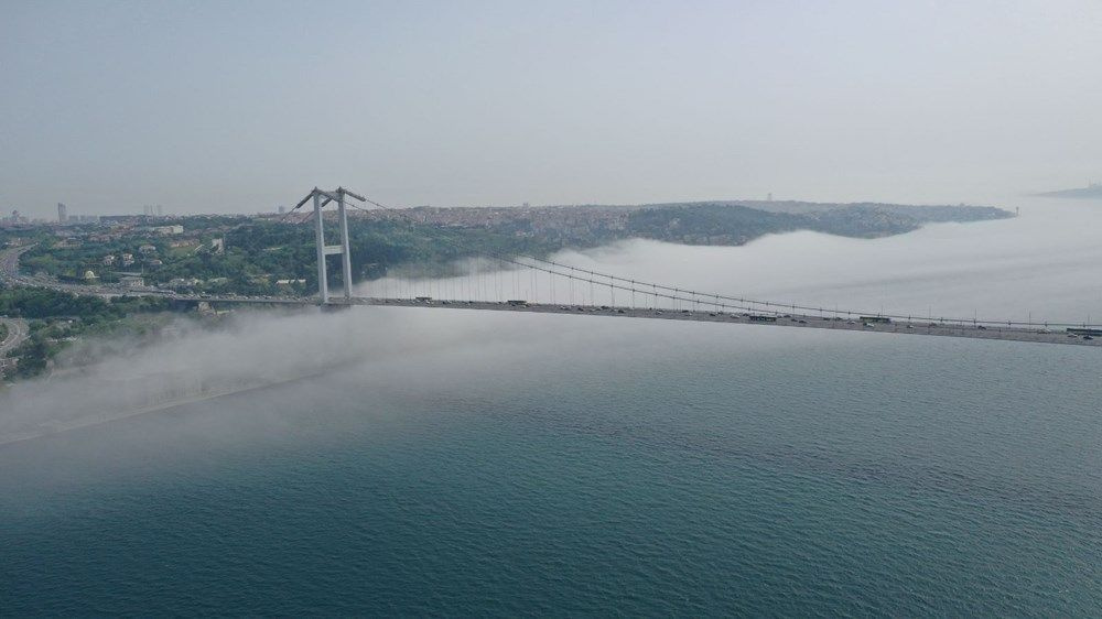İstanbul Boğazı'na çöken sis doyumsuz görüntüler oluşturdu