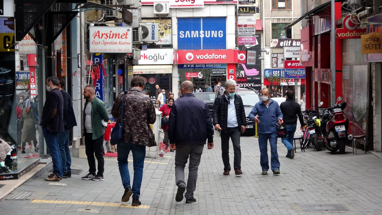 Trabzon'da caddeler dolup taştı! Güneş kremi almak için çıkan var