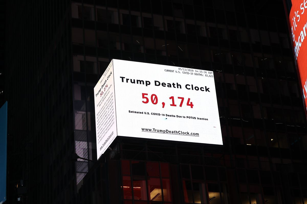 New York'ta Times Meydanı'na Trump Ölüm Saati asıldı