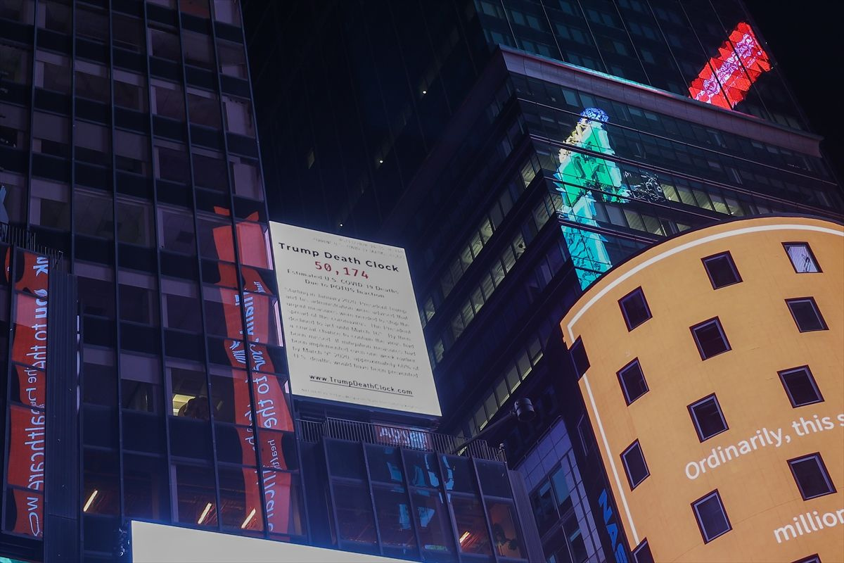 New York'ta Times Meydanı'na Trump Ölüm Saati asıldı