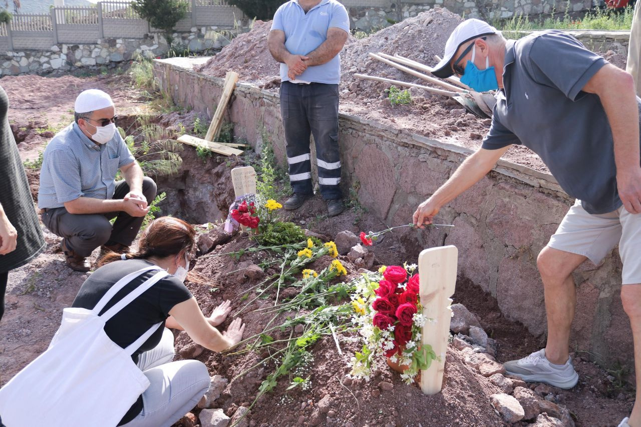 Türkiye'nin ilk kadın yönetmeni Sunar Kural Aytuna gözyaşları içinde defnedildi