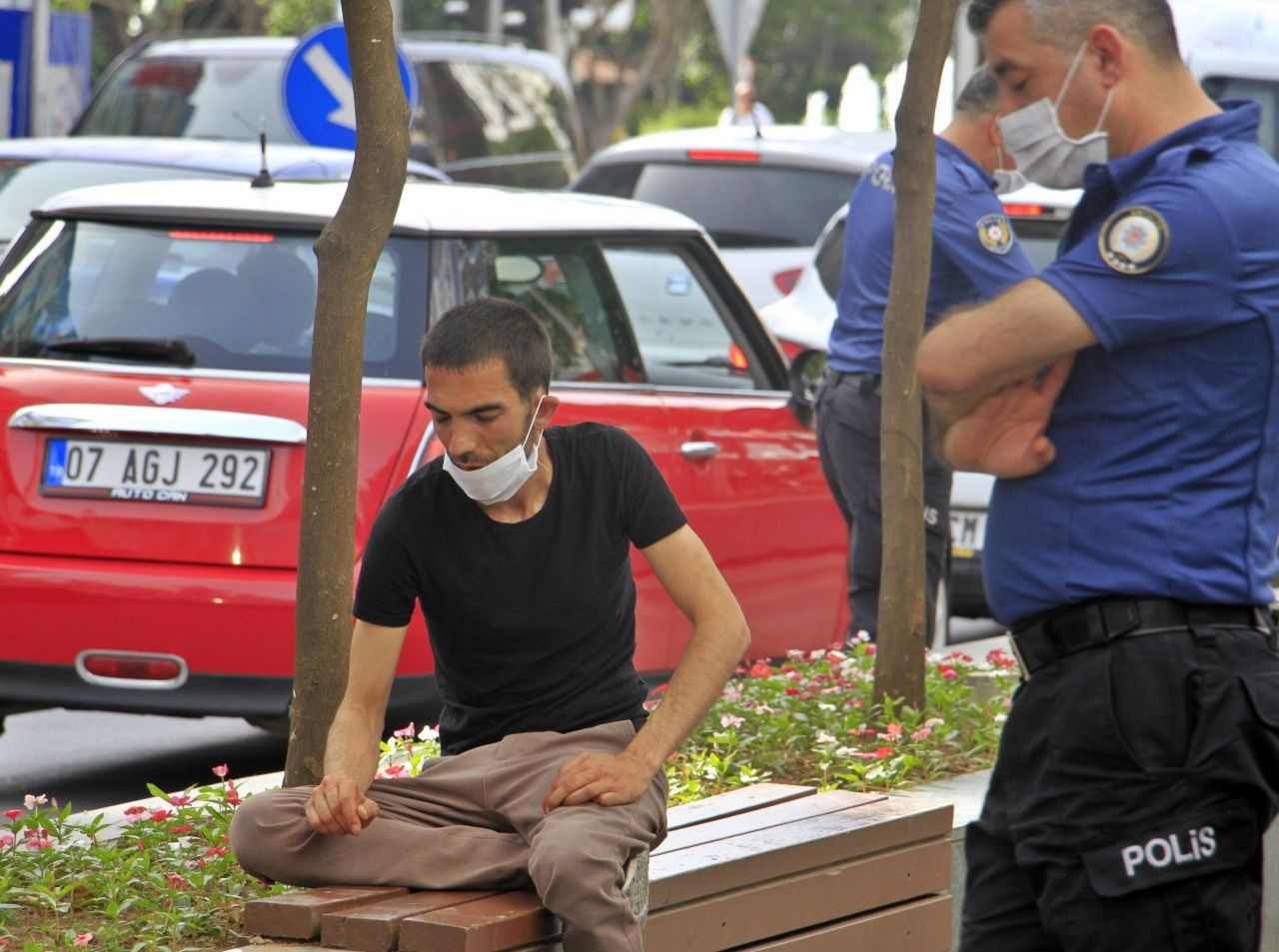 Antalya'da karantinadan kaçan genç babasından kaçamadı!