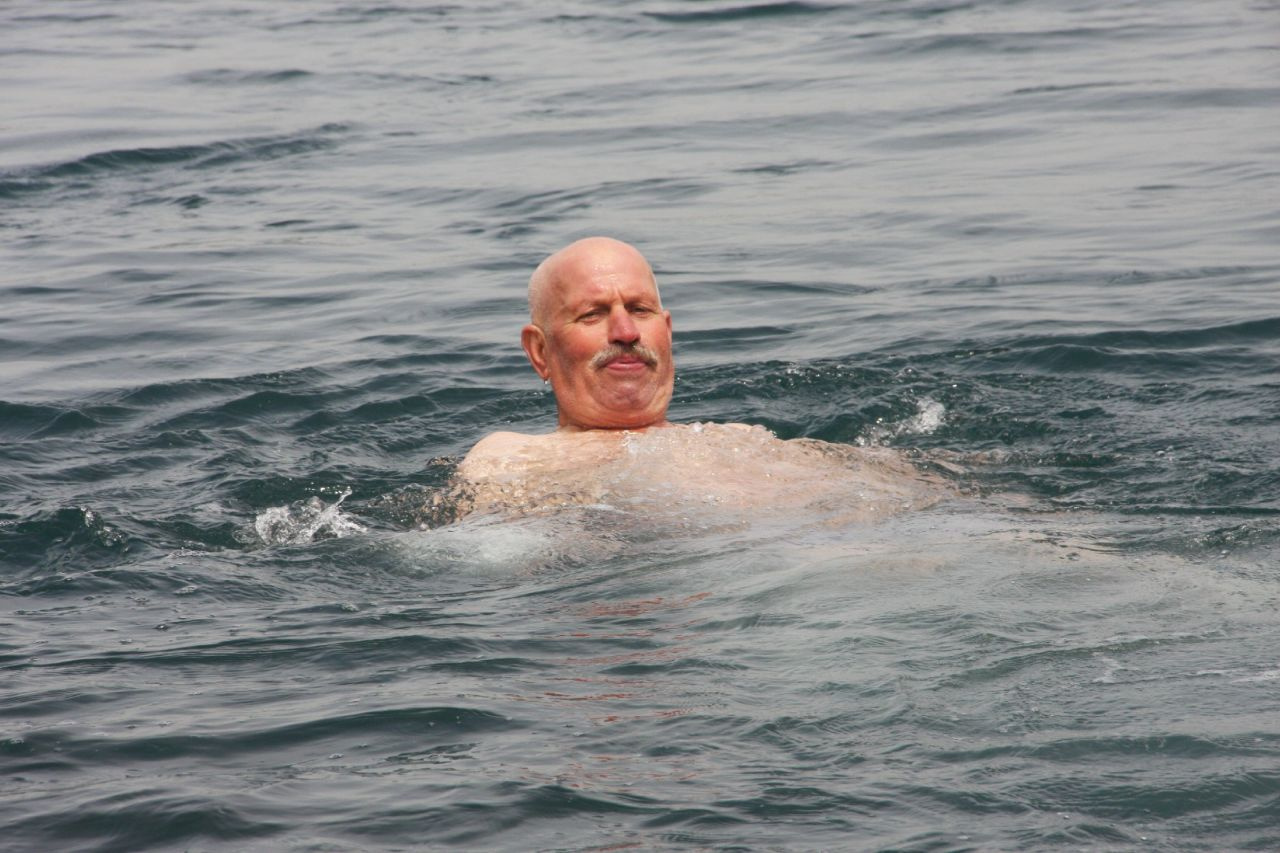 İstanbul'da 65 yaş üstü vatandaşlar denize koştu izin günü manzarası