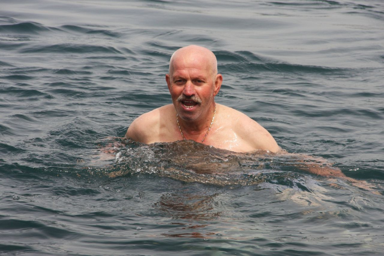 İstanbul'da 65 yaş üstü vatandaşlar denize koştu izin günü manzarası