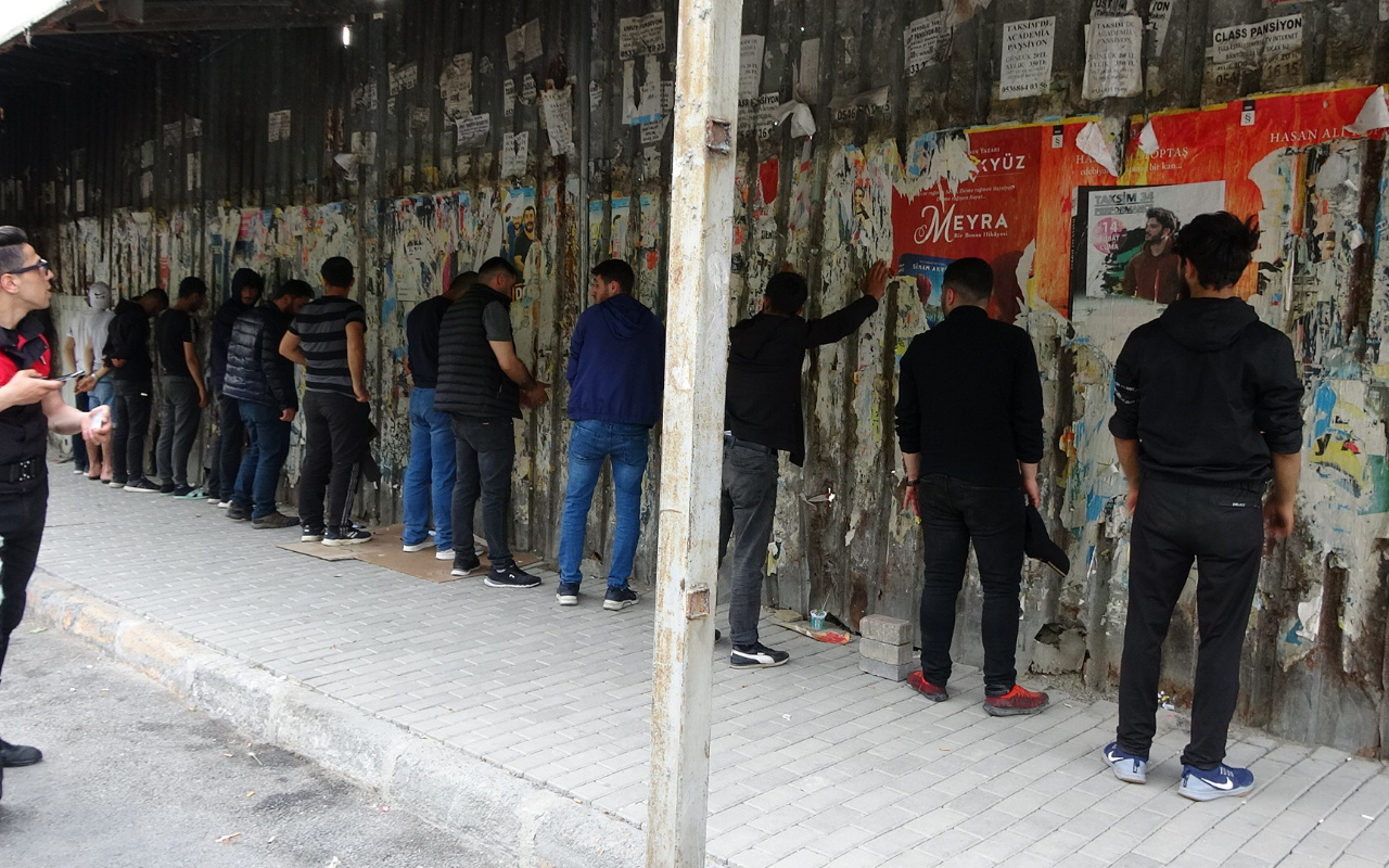 Beyoğlu'nda pes dedirten olay! Yasağı delen 13 kişiden birinde maske vardı