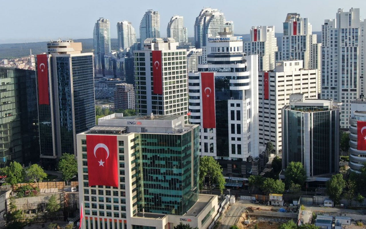 19 Mayıs'ta İstanbul'un gökdelenleri yine kırmızı beyaza büründü