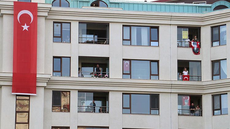 Türkiye saat 19:19'da balkonlara çıkarak İstiklal Marşı'nı okudu