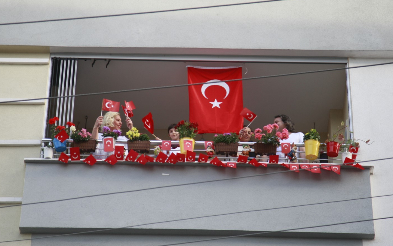 Tüm Türkiye balkonlara çıkarak İstiklal Marşı okudu