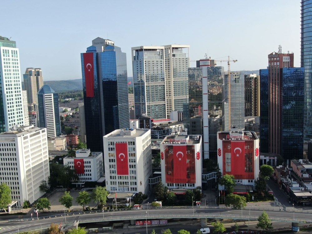 19 Mayıs'ta İstanbul'un gökdelenleri yine kırmızı beyaza büründü