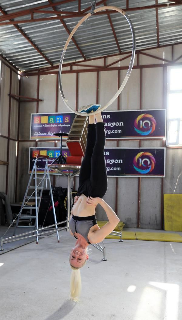 Korona nedeniyle Antalya'da mahsur kalan 45 akrobat ve dansçı depoda form tutuyor